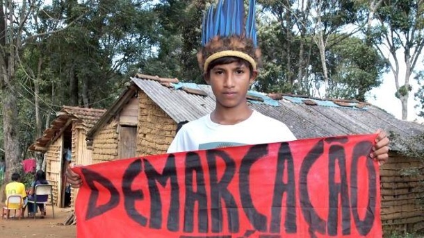 Werá com 13 anos, segurando a faixa que abriu na Copa do Mundo de 2014. Foto: Agência Brasil
